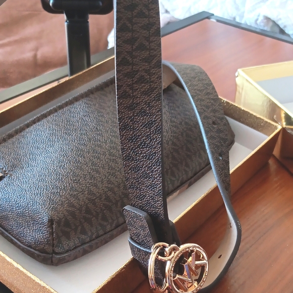 Micheal Kors Belt Bag Size S/M NIB FREE SHIPPING‼️ - Picture 3 of 5